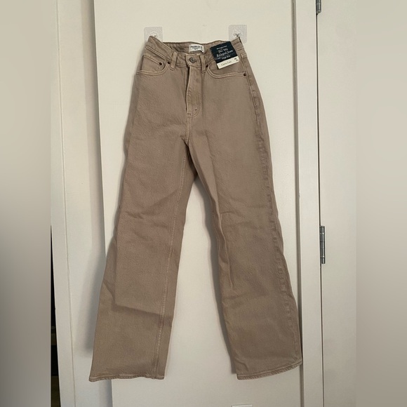 Abercrombie & Fitch Denim - NWT Abercrombie & Fitch The '90s Relaxed High-Rise Jeans in Beige